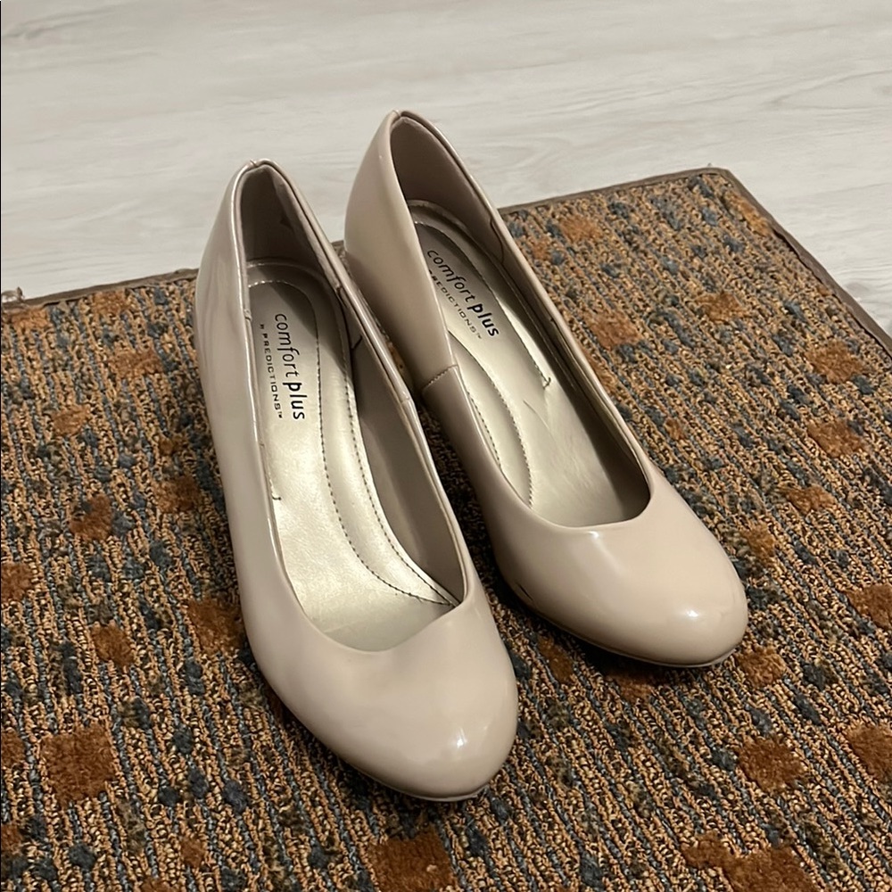 Comfort Plus by Predictions Cream Heels with Rounded Toe